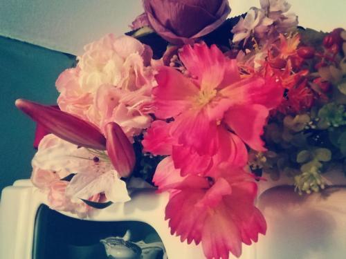 a bouquet of pink flowers in a white vase at FeWo Unner'd Kastanje in Moormerland