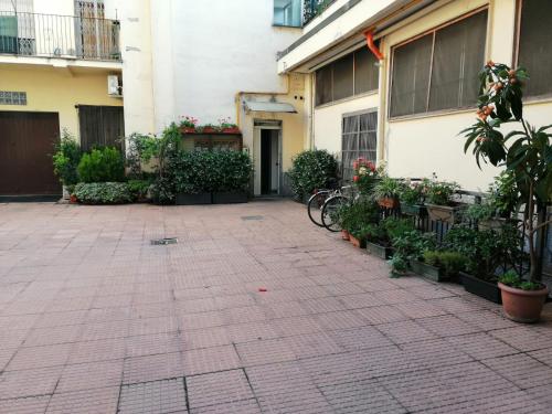 cortile con una bicicletta parcheggiata accanto a un edificio di Casa Martesana a Milano