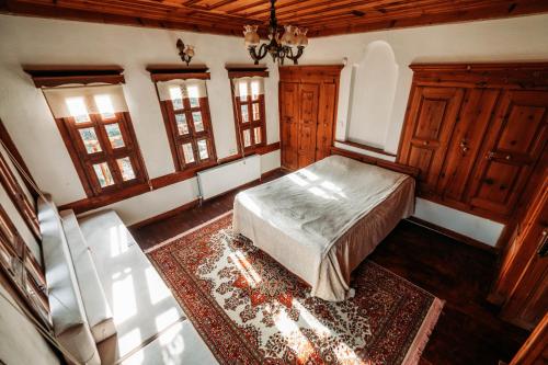 a bedroom with a bed and some windows at Çamlıca Konak Çarsı in Safranbolu