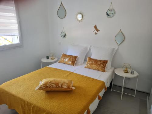 - une chambre avec un lit doté d'une couverture jaune dans l'établissement Location "Casa Monna", à Prunelli-di-Fiumorbo
