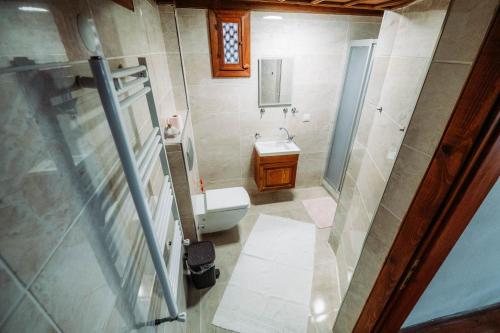 an overhead view of a bathroom with a toilet and sink at Çamlıca Konak Çarsı in Safranbolu