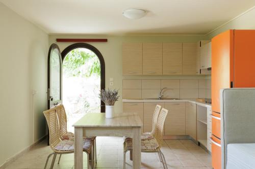 Una cocina o zona de cocina en Terra e Mare Seaview Villa with Private Pool & Beach access