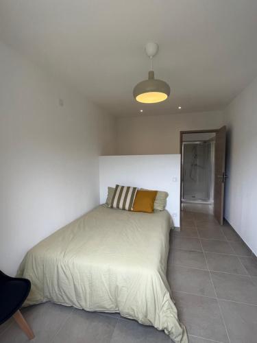 ein Schlafzimmer mit einem Bett in einem weißen Zimmer in der Unterkunft Appartement Soveria in Soveria