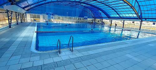 Der Swimmingpool an oder in der Nähe von Apart Hotel TLV/Bat Yam Beach Front 1207