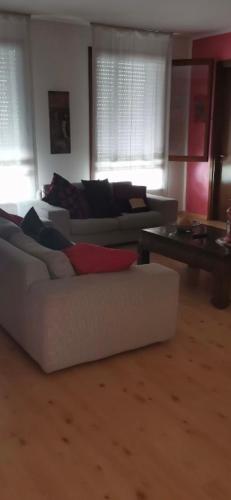 salon z 2 kanapami i stołem w obiekcie Charlotte room w mieście Bassano del Grappa