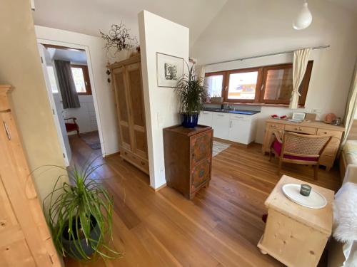 a living room with a table and a kitchen at Bio.top.Appartement in Rasun di Sopra