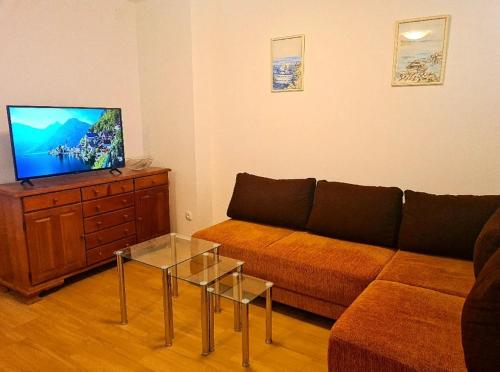 sala de estar con sofá y TV en Holiday House Lili en Vrsi