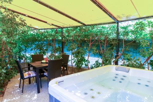 Apartments Johnny Split Croatia with Hot Tub