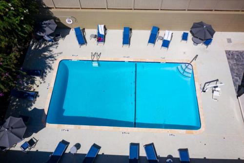 an overhead view of a swimming pool with chairs and umbrellas at Holiday Inn Express Athens - University Area by IHG in Athens