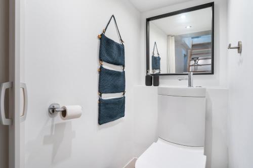 Ένα μπάνιο στο The Mierendorf II, budget group & family apartment, 1BR, 1 Living room, ideal for 2 - 4 Guests