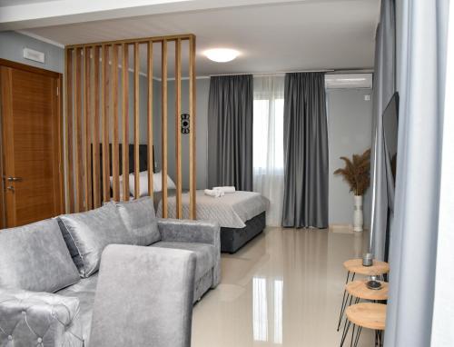 salon z kanapą i łóżkiem w obiekcie Apartments Šišević w Budvie