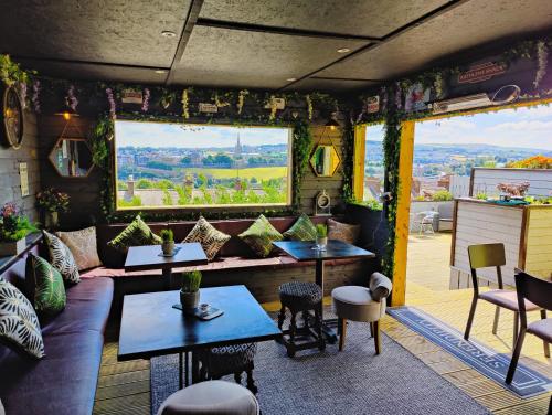 un restaurante con sofás y mesas y un patio en Serendipity House, en Derry Londonderry