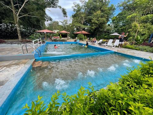 una piscina en un complejo con gente jugando en él en El Valle Resort & Spa - Aguas Termales, en El Valle de Antón