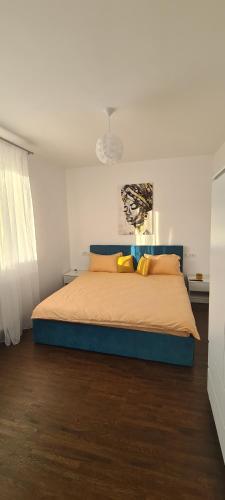 a bedroom with a large bed with yellow pillows at Belvedere Delux Apartment in Deva