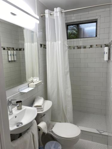 Un baño de Alexander Palms Court - No Hidden Resort Fees!