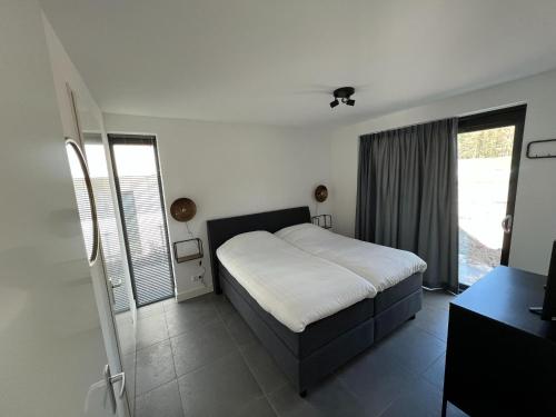 Postel nebo postele na pokoji v ubytování Inviting villa in Zeewolde with terrace