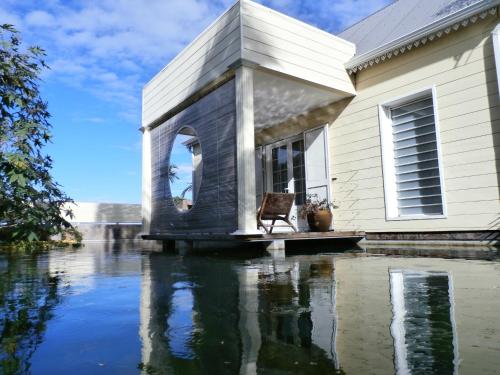 une maison assise au-dessus d'une masse d'eau dans l'établissement Villa Belle, à Saint-Pierre