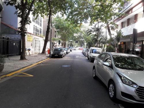 een straat met auto's aan de kant van de weg bij RIO DE JANEIRO - LEBLON BEACH in Rio de Janeiro