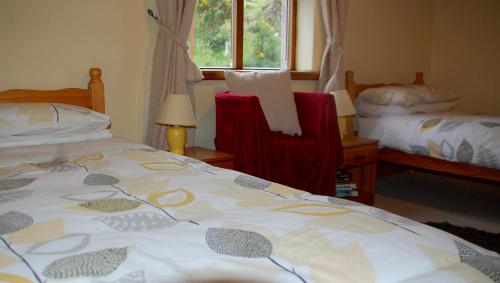 מיטה או מיטות בחדר ב-Corriebrack cottage