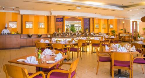 A restaurant or other place to eat at Hotel Grand Continental Kuching