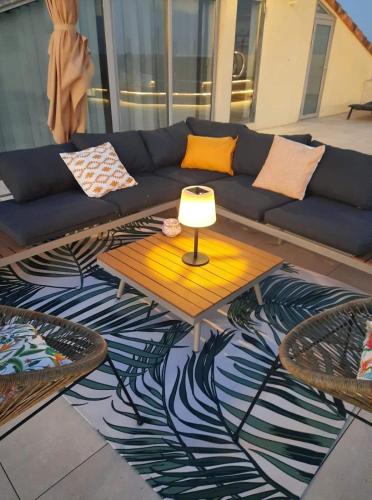 un salon avec un canapé et une table dans l'établissement Le Phare du Grau Superbe Appartement Standing 3 chambres vue Mer, au Grau-du-Roi