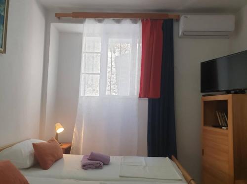Televízia a/alebo spoločenská miestnosť v ubytovaní apartmani NEDO