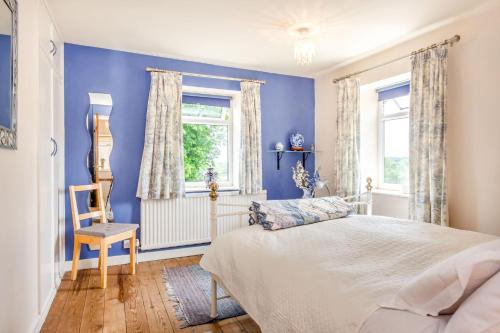 Un pat sau paturi într-o cameră la Cabbage Hall Cottage
