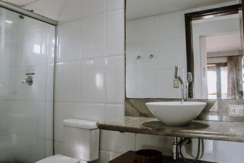 uma casa de banho com um lavatório, um WC e um chuveiro em Qavi - Pipa Beleza Resort em Pipa