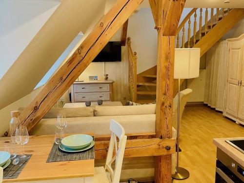 a living room with a table and a couch at Ferienwohnung im Alten Postamt in Binz in Binz