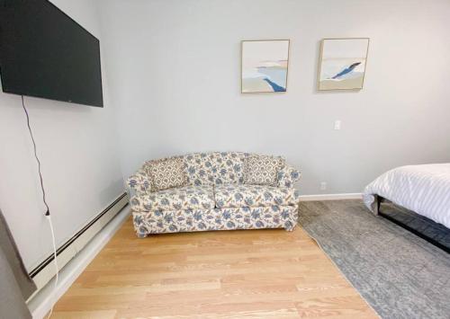 sala de estar con silla y cama en Private Apt King Suite, L.I, NY-Hamptons to NYC, en Coram