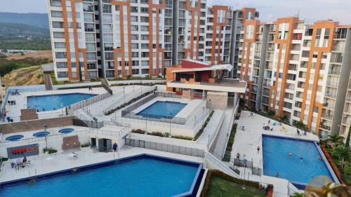 een uitzicht op twee zwembaden voor de gebouwen bij Sensacional Apartamento Reserva Peñon Girardot in Girardot