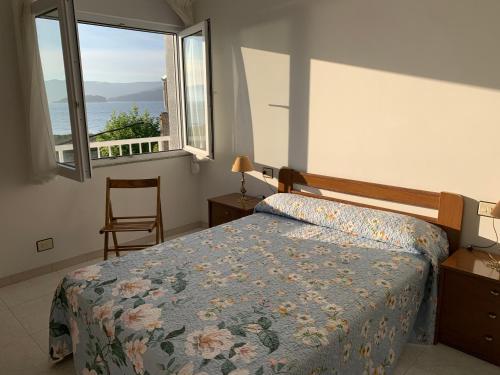 1 dormitorio con cama y ventana en VUT Pedra do Con, en Portosín