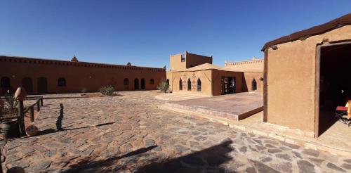a courtyard of a building in a desert at Auberge Dinosaur Kem Kem in Tafraoute Sidi Ali