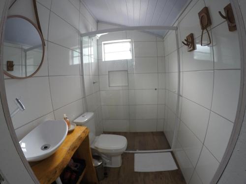 Koupelna v ubytování Casa Cochilo do Vô Tadeu