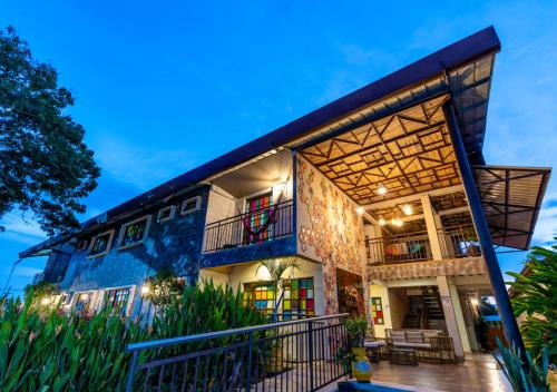 a house with a porch and a balcony at NQ Hotel Orinoquia in Villavicencio