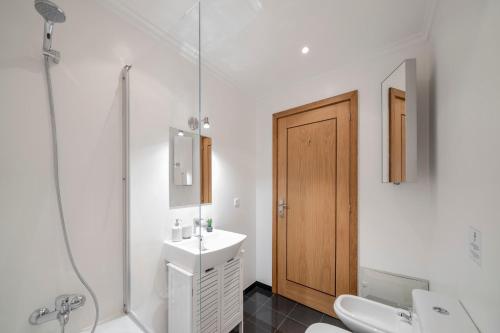 une salle de bain avec un lavabo, une douche et des toilettes dans l'établissement Lido View Calla by An Island Apart, à Funchal
