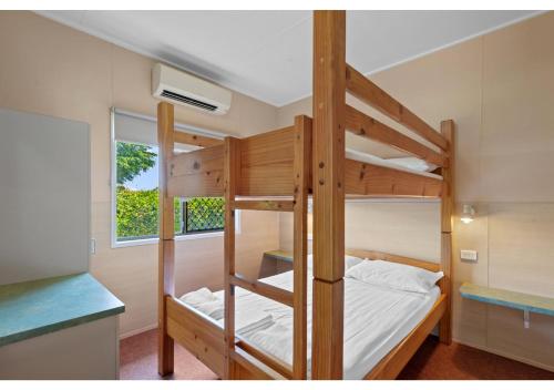 Katil dua tingkat atau katil-katil dua tingkat dalam bilik di Discovery Parks - Ayr