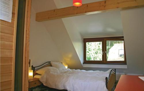Schlafzimmer mit einem Bett und einem Fenster in der Unterkunft Sonnevijver Vijverdorp-waterl, in Rekem