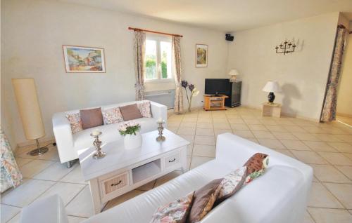Μια τηλεόραση ή/και κέντρο ψυχαγωγίας στο Gorgeous Home In Salernes