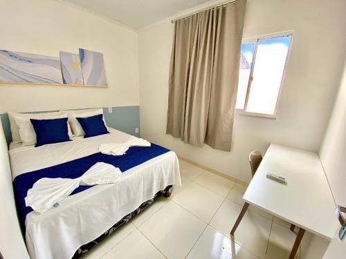 a small bedroom with a bed and a window at Village Caranguejo - Flat com 02 Quartos in Aracaju