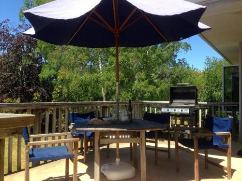 Балкон или терраса в Relax Lakeside - Five Mile Bay Holiday Home