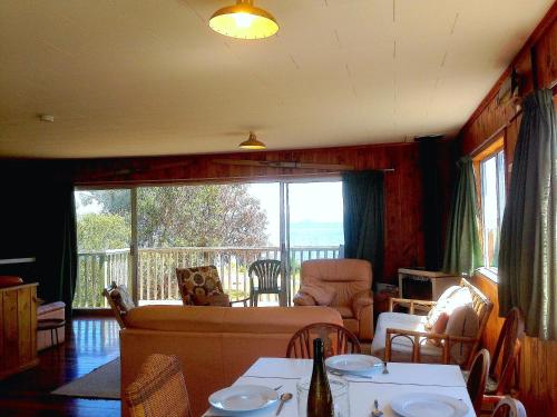 Гостиная зона в Relax Lakeside - Five Mile Bay Holiday Home