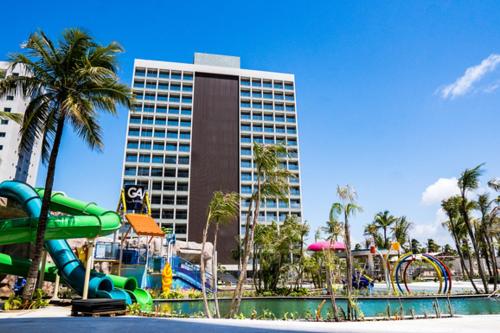 un complejo con un parque acuático con un tobogán de agua en Salinas Premium Resort 409, en Salinópolis