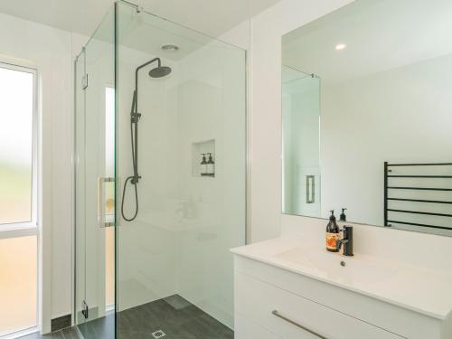 热水海滩Hot Water Bach - Hot Water Beach Holiday Home的带淋浴和水槽的白色浴室