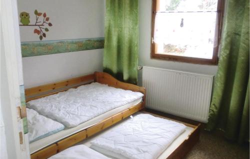 Кровать или кровати в номере Beautiful Home In Gntersberge With 2 Bedrooms And Sauna