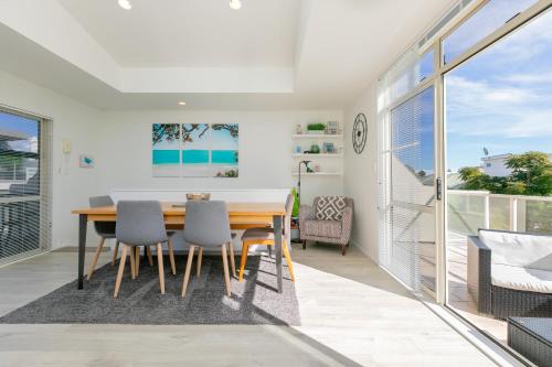 a dining room with a table and chairs at Seaside Marine - Mt Maunganui Holiday Home in Mount Maunganui