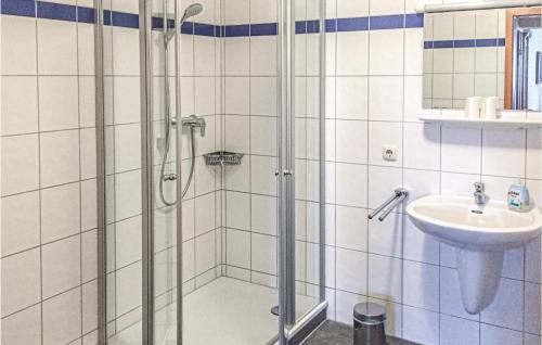 Een badkamer bij Amazing Apartment In Oberaudorf With Kitchen