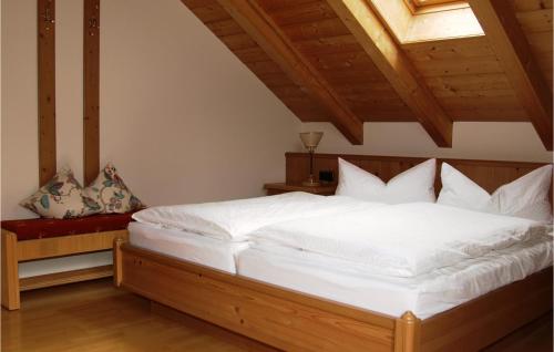 เตียงในห้องที่ Amazing Apartment In Oberaudorf With Wifi