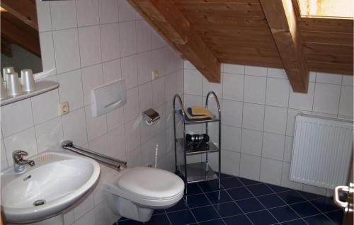 ห้องน้ำของ Amazing Apartment In Oberaudorf With Wifi