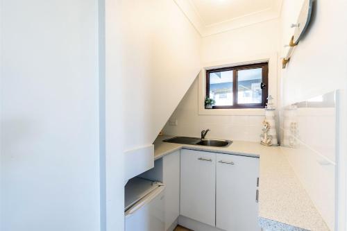 Η κουζίνα ή μικρή κουζίνα στο Blue Waters 7 Cook St - Dog Friendly and Water Views